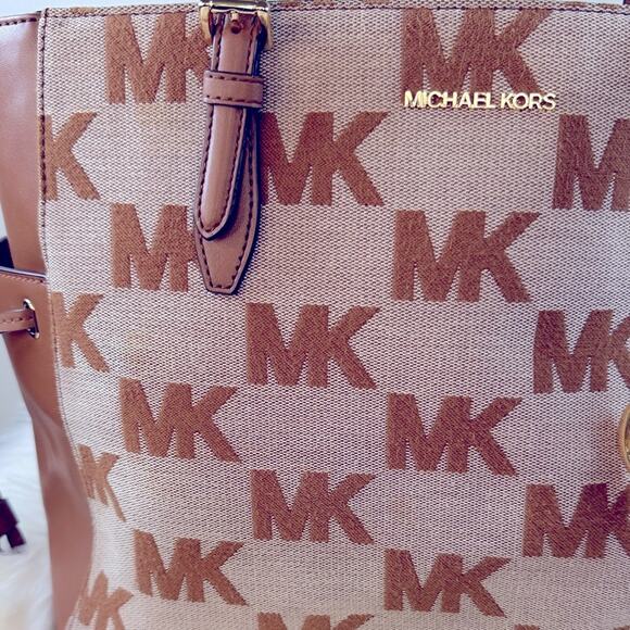 Michael Kors Gilly Large Logo Drawstring Travel Tote Bag - Picture 3 of 16